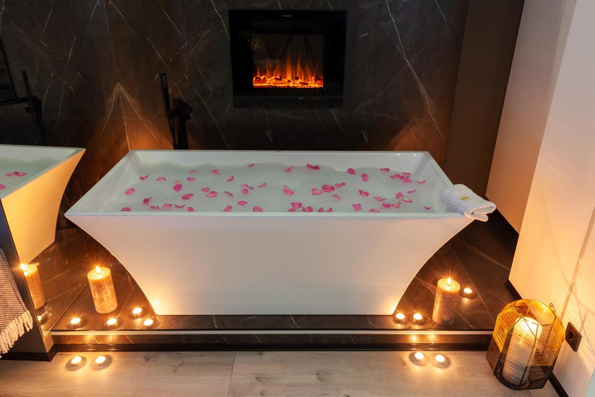 Royal Romantic Apartment With Bathtub Lviv Eksteriør bilde