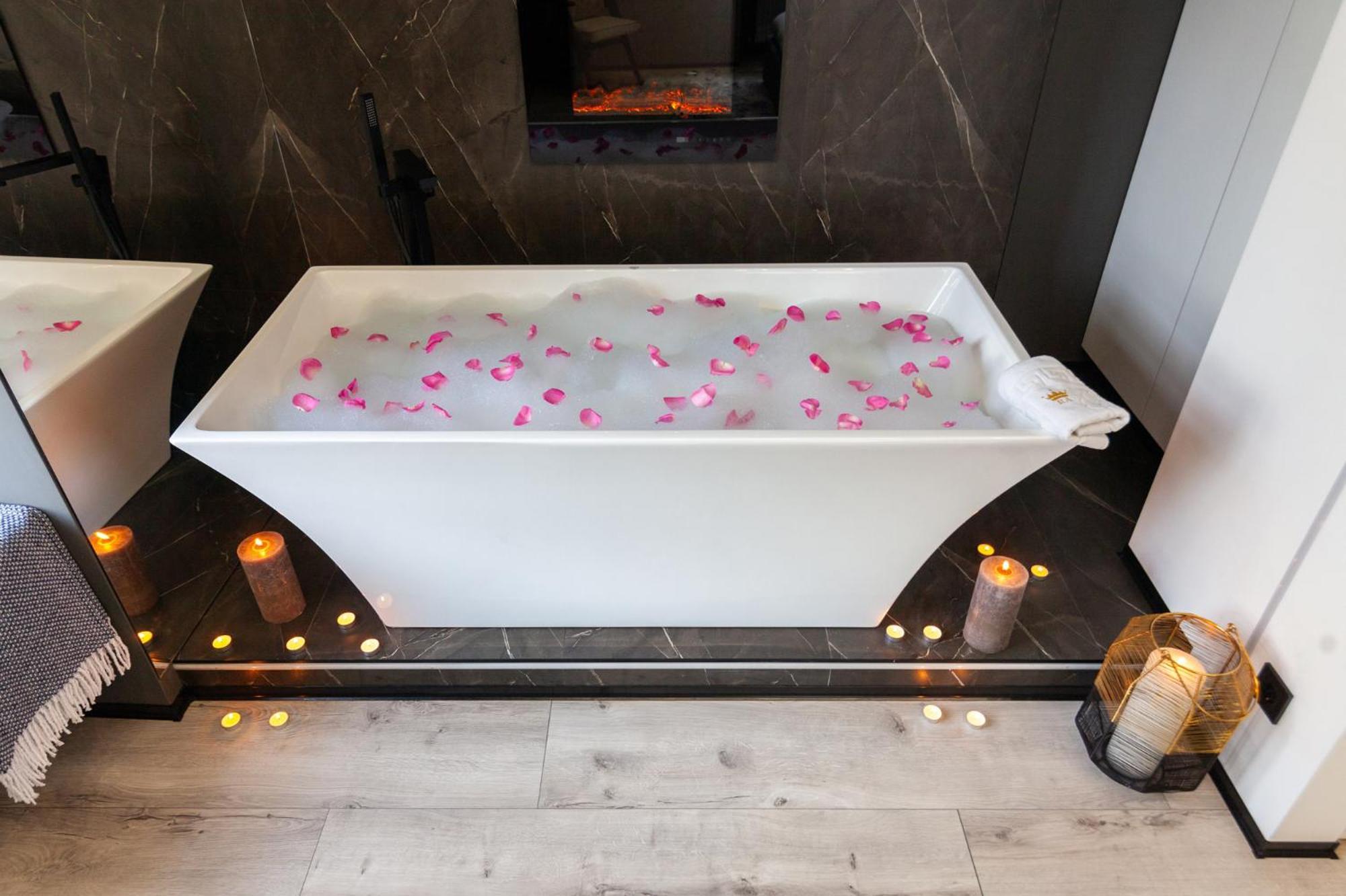 Royal Romantic Apartment With Bathtub Lviv Eksteriør bilde