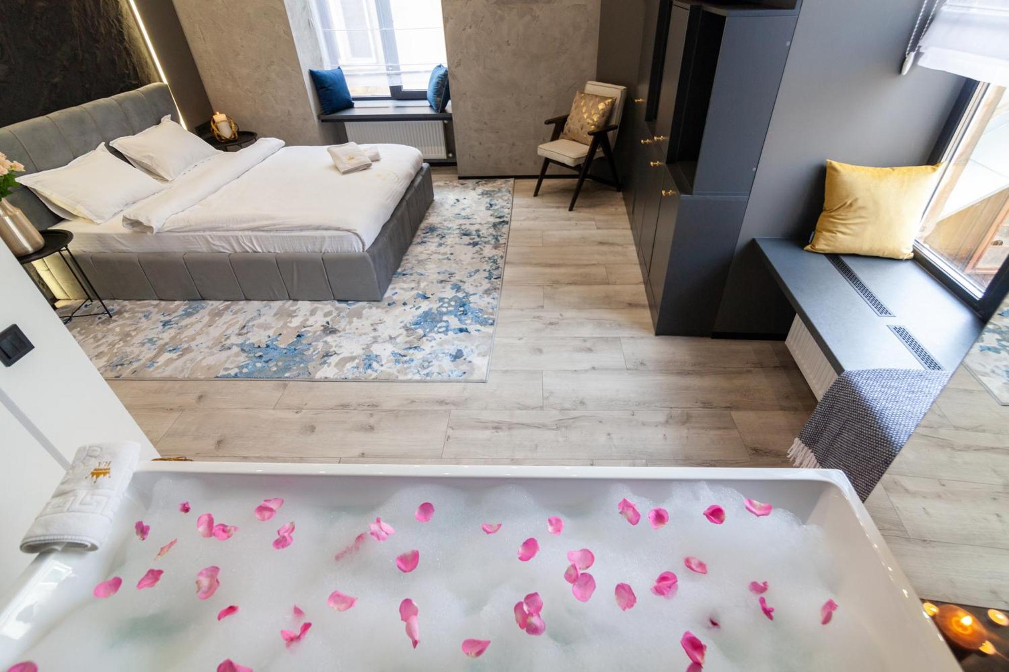 Royal Romantic Apartment With Bathtub Lviv Eksteriør bilde