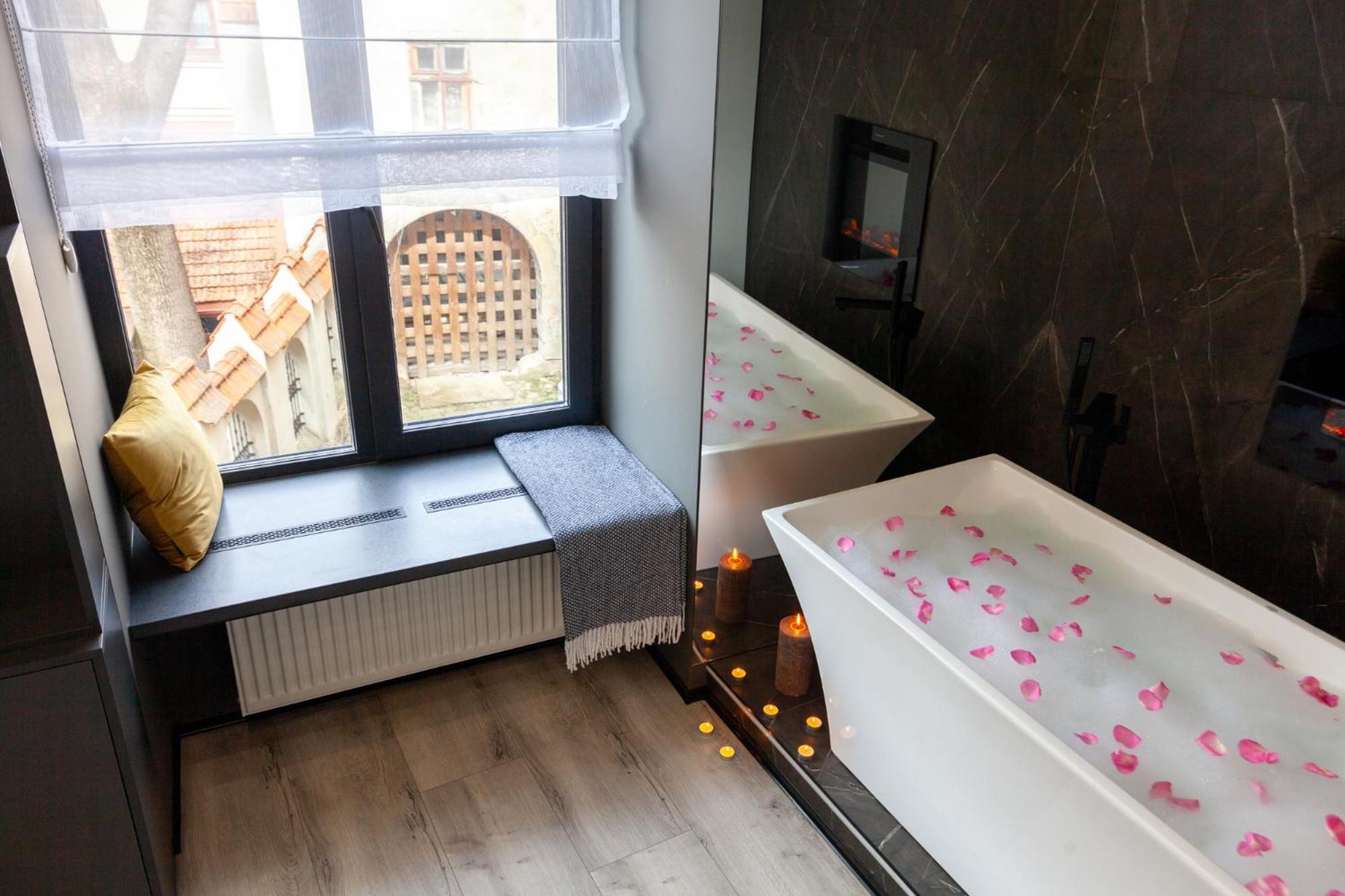 Royal Romantic Apartment With Bathtub Lviv Eksteriør bilde